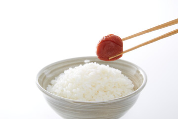 茶碗に盛られた白ご飯_白バック
