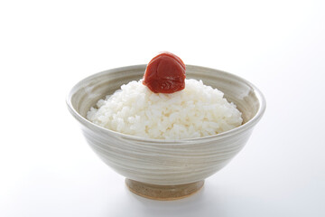 茶碗に盛られた白ご飯_白バック