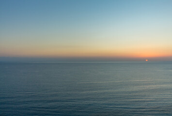 Obraz premium Sunset at Zapallo Bay: Twilight with Sun Setting Behind Mountain