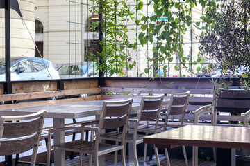 outdoor cafe tables and chairs