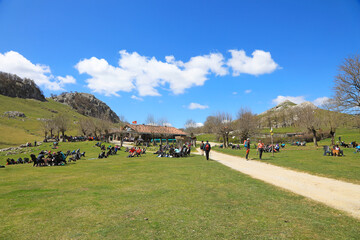 campa de urbia sierra de aizkorri montañas con gente país vasco 4M0A3784-as24