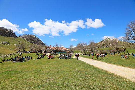 campa de urbia sierra de aizkorri monta&ntilde;as con gente pa&iacute;s vasco 4M0A3784-as24