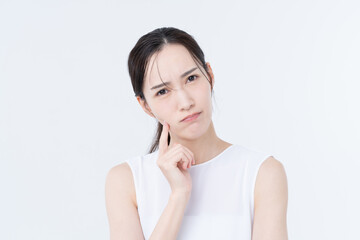 美容に悩む若い女性