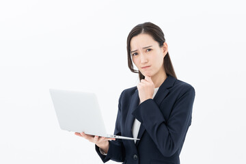 パソコンを持つビジネスウーマン