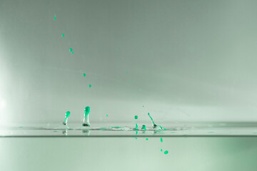 farbe tropfen wasser grün