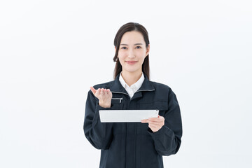 タブレットを使う作業員