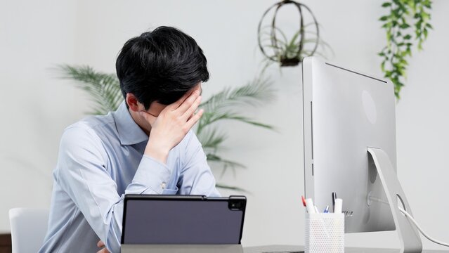 パソコン作業のトラブルで困るビジネスマン
