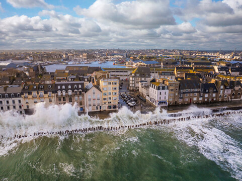 Vagues submerives sur une ville en France, une grande mar&eacute;e sur la chaus&eacute;e du Sillon a saint malo en Bretagne en ille et vilaine.