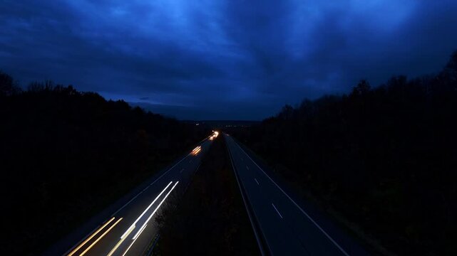 Verkehrsaufkommen auf einer Autobahn bei Nacht, Lichtspuren, Beschleunigung, Geschwindigkeit, Verkehrsdichte, Transport, Transit
