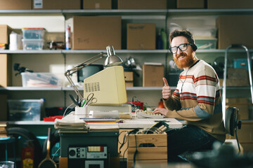 Smiling vintage style nerd guy giving a thumbs up