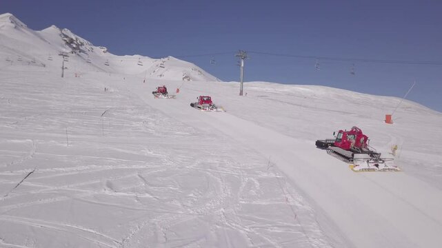 Drone Dameuse pistes enneig&eacute;es