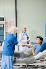 Obraz premium Hospital Ward Female Professional Asian Doctors Talk with a Patient, Give Health Care Advice, Recommend Treatment Plan
