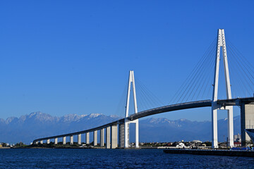 Fototapeta premium ル 富山新港に架かる新湊大橋