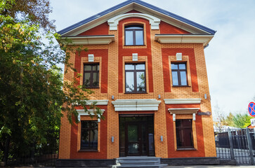 Obraz premium Beautiful brick facade of a building in Irkutsk, showcasing architectural style amidst autumn colors.
