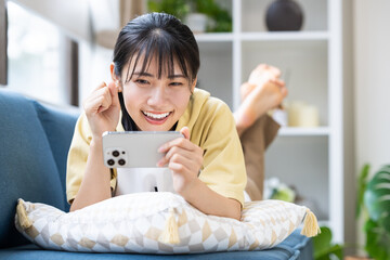 スマホで動画を見る若い女性
