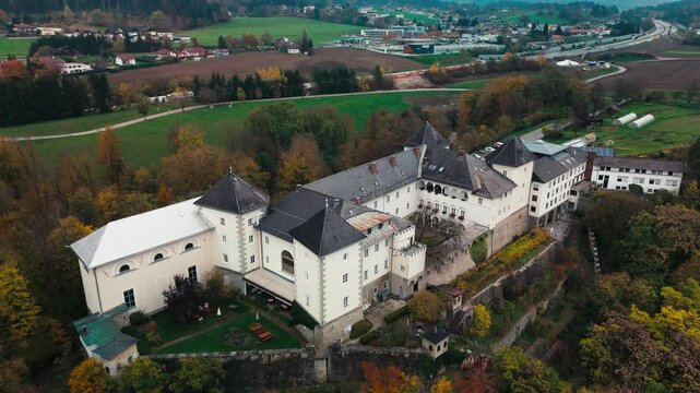Altes Kloster an einem See im Herbst