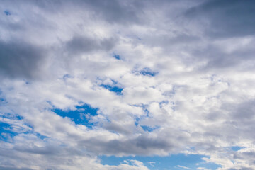 Obraz premium 秋雨の午後の曇り空と青空03