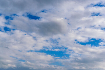 Obraz premium 秋雨の午後の曇り空と青空05