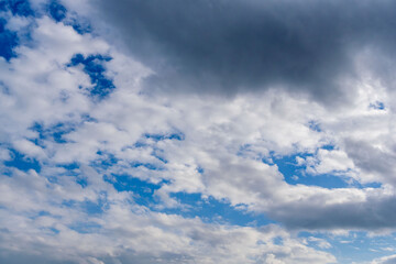 秋雨の午後の曇り空と青空08