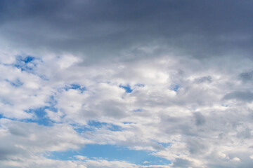 Obraz premium 秋雨の午後の曇り空と青空09