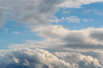 秋雨の午後の曇り空と青空16
