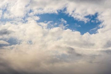 Fototapeta premium 秋雨の午後の曇り空と青空22