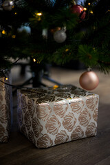 Geschenk unterm Weihnachtsbaum