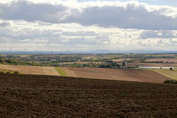 Ackerbau Landschaft, Feldern im Weinviertel, Niederösterreich, Wolkersdorf. Stadt Wien im Hintergrund