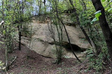 Sandstein Landschaft in Niederösterreich bei Wolkersdorf, Höle im Wald
