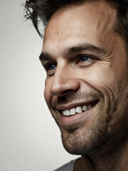 Obraz premium A monochrome, blurred portrait emphasizing light and texture.