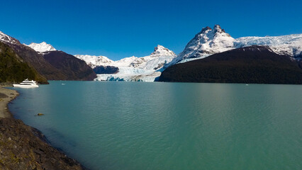 Obraz premium Imagen tomada en el Calafate, Argentina en la que se aprecia lago, montañas y nevados.