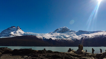 Foto tomada en el Calafate, Argentina en la que se aprecia lago, montañas y nevados.

