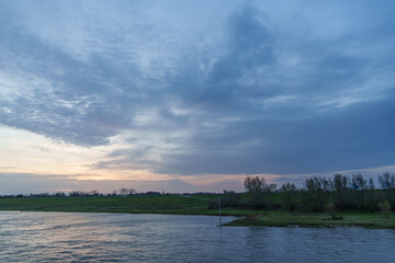 Fototapeta premium Die Waal in den Niederlanden
