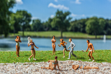 Miniaturfiguren beim Sport in der Freizeit im Kölner Stadtbild