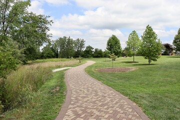 Obraz premium The winding pathway in the park on a sunny day.