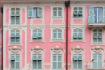 Naklejka premium Pink Facade With Blue Shutters at Old Building in Rapallo Italy
