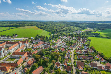 Obraz premium Luftbild der Marktgemeinde Kaisheim in Nordschwaben im Spätsommer