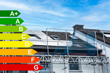 Ger&uuml;st und Solarpanele auf dem Dach eines Einfamilienhaus in Essen, Energieeffizienzklassen nach dem GEG, Essen, Deutschland