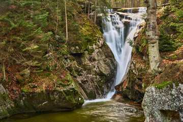 Wodospad Szklarki to drugi co do wielkości wodospad w polskich Karkonoszach, którego kaskada osiąga wysokość 13,3 m. © Zbigniew