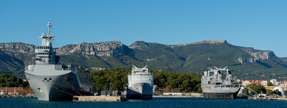 Panorama des bateaux militaire dans la rade de toulon 