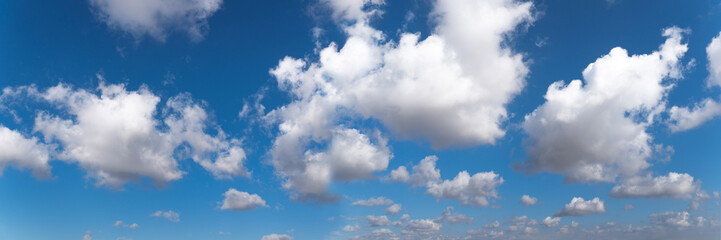 Obraz premium Panoramic view of blue cloudy sky