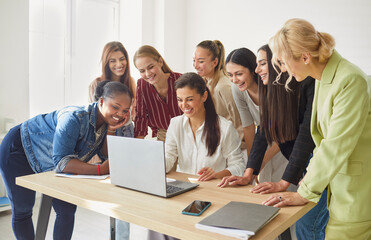 Obraz premium Female coaching training at laptop online, diverse friends, business group of successful confident women, beautiful office workers, professional young lady leaders gather to improve team performance