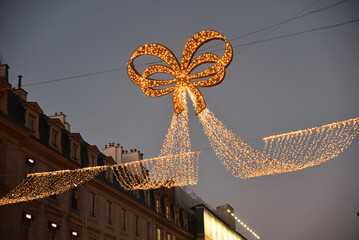 Ruban lumineux à Noël dans la rue