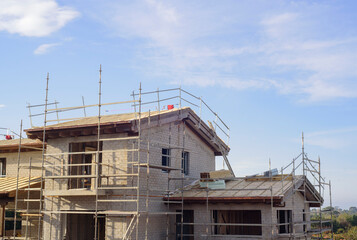 Andamiios en casa de campo en construcci&oacute;n
