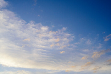 Cielo azul con ligeras nubes blancas