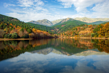Fototapeta premium Beautiful autumn view of the Sierra de Gredos from the Riocuevas reservoir in Arenas de San Pedro, Avila, Castile and Leon, Spain