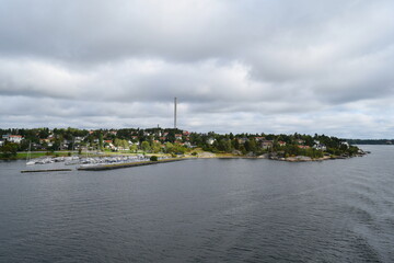 Obraz premium Scenic view of the Stockholm archipelago coastline with a yacht marina and houses, Sweden