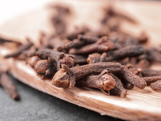 Obraz premium A close-up of aromatic cloves, highlighting the texture and rich color