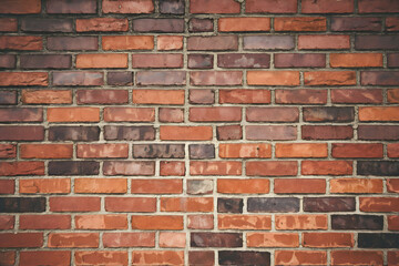 Obraz premium Reddish brown brick wall, horizontal pattern highlights rustic texture and solid construction