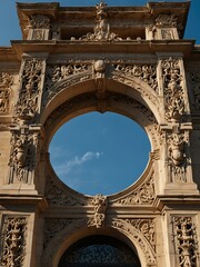 Obraz premium Ornate architectural opening revealing blue sky.